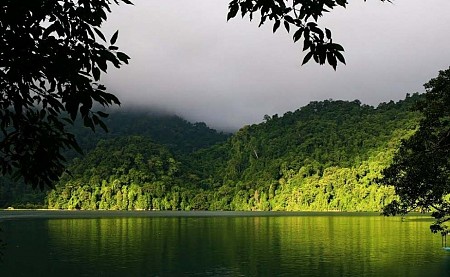 Hồ Ba Bể, một địa danh nổi tiếng ở miền Bắc với hồ thiêng núi ngọc